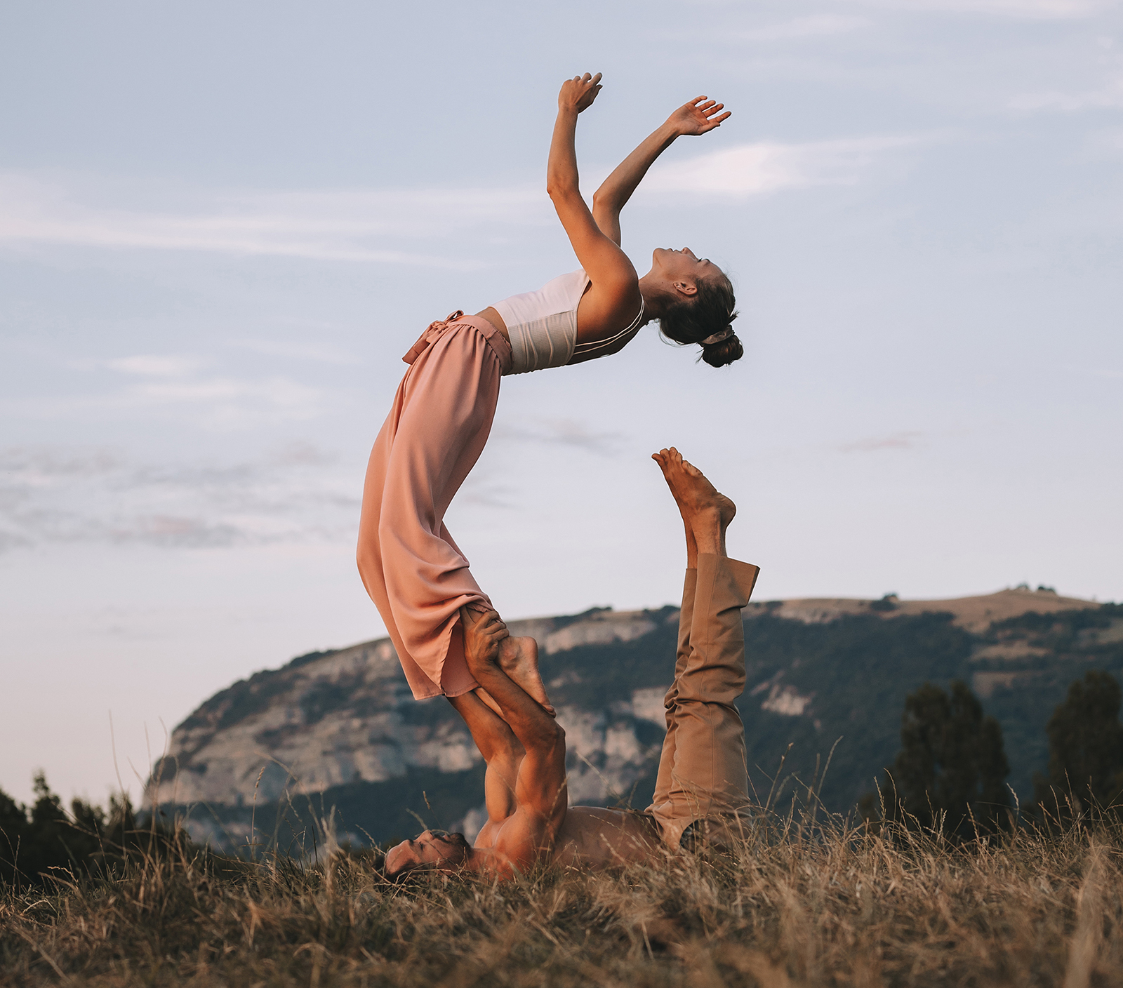 Danaé et Wilder d'acroyogadana réalisant la figure hinge en acroyoga